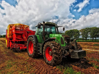 Az FJD AT2 automata kormányzási rendszer: forradalom a mezőgazdaságban