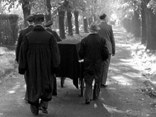 Tök mindegy, hogy fehérben vagy feketében állsz, ha temetsz