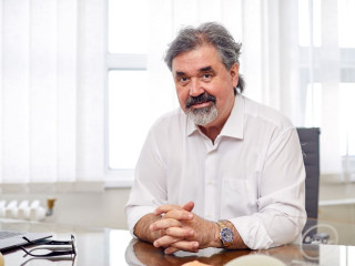 Plasztikával éveket fiatalodott a magyar James Bond – képekkel