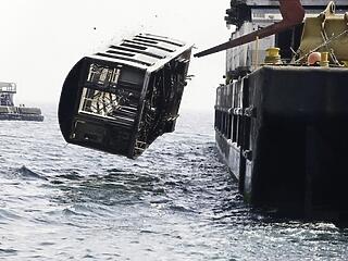 Mit keres több ezer metrókocsi a tengerben?