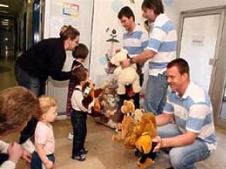 Jéghokisok plüssmackói - beteg gyerekeknek