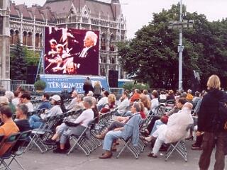 Szörényi-Bródy a téren