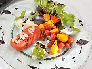 Tavasz a köbön! Francia paradicsomsaláta zöldfűszeres kecsketúróval