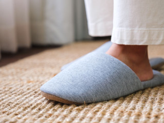 Miért alapvető fontosságúak a minőségi papucsok az otthoni kényelemhez?