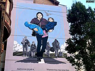 Megrázó falfestménnyel állítottak Budapesten emléket az ukrajnai menekülteknek