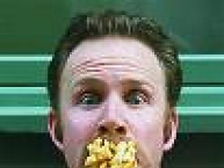 Szemetet nyomnak le a torkunkon!