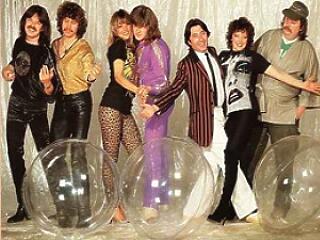 A Neoton Família előtt tisztelegnek a Coke Club-ban