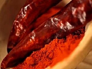 Gyógyít is, szépít is. Édes is, csípős is. Mi az?