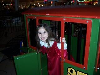 Anyu, nézd, nézd! Én vezetem a mozdonyt meg a Mikulás!