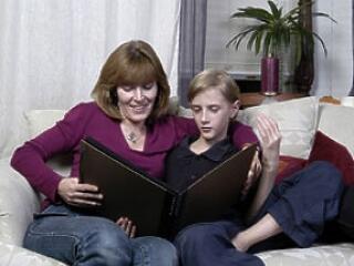 Fiúgyermekek, szexuálisan éretlen anyjuk fojtásában