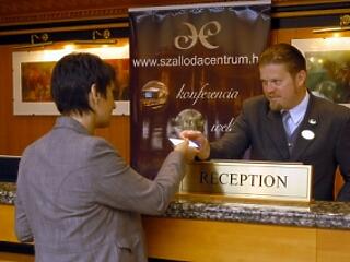 Recepciósnak állt a sármos színész