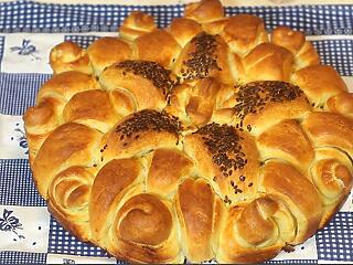 Szezámmagos kelt rózsatorta - az ügyeskezűeknek