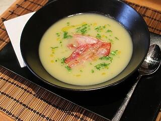 Burgonya-krémleves sült baconnel