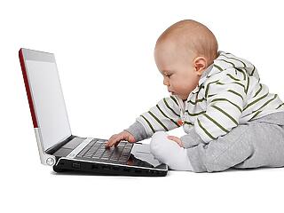 Hogyan hatnak a babára a tévé és a digitális kütyük?