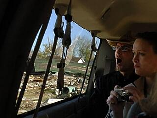 Turisták hada árvízben, hullák közt