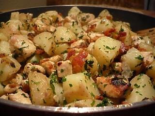 Újhagymás, baconos csirkemell újkrumplival