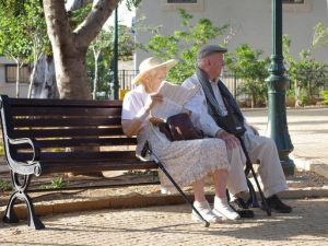 Idős-pár-a-nő-olvas-szalmakalapban, Kép: pixabay