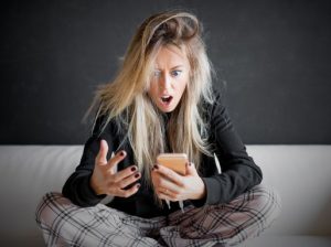 Frusztrált nő kezében mobillal, Kép: g-data