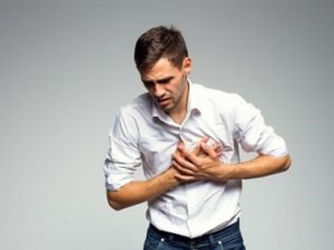 Mellkasát fogó férfi, Kép: kardiokozpont.hu