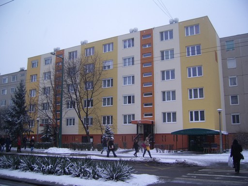 Szeged Felsőváros felújított panelház, Kép: Wikipedia