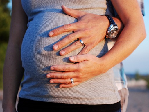 Terhes-kismama-hasán-férfi-női-kéz, Kép: pixabay