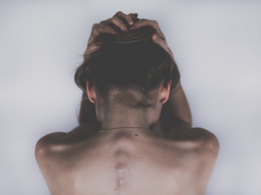 Fejfájás, nő háttal, Kép: pixabay