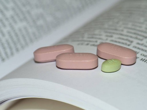 Gyógyszerek könyvön, Kép: pixnio