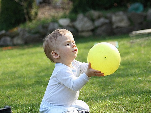 Kisfiú sárga labdával, Kép: flickr