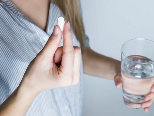 Tabletta bevétele, semleges, Kép: IUB Rézgyöngy