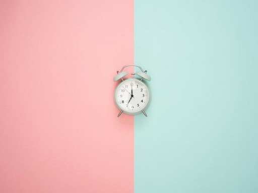Óra rózsaszín és kék hátlappal, Kép: IUB Rézgyönyg