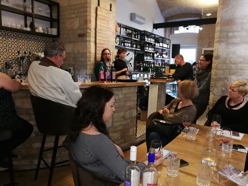 Barta Anna és Laki Eszter a címkebemutatón, Kép: László Márta