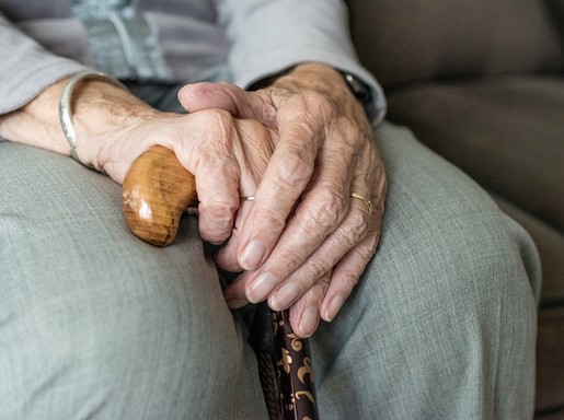 Idős női kéz bottal, Kép: pixabay