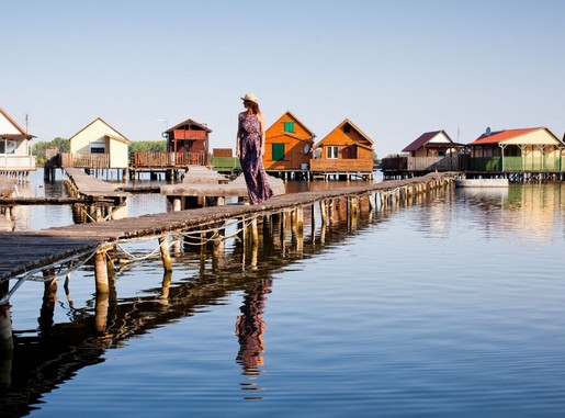 Lány a bokidi lebegő faluban, Kép: Vatera