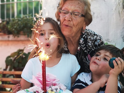 Nagymama születésnapja unokákkal, Kép: pixabay