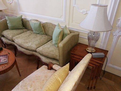 Százéves bútorok a brit nagykövetségen, Kép: László Márta