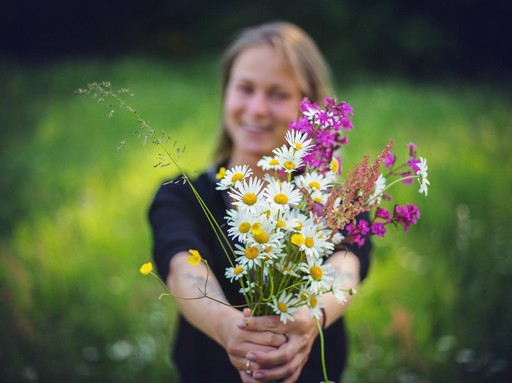 Virágcsokrot adó lány, Kép: pexels