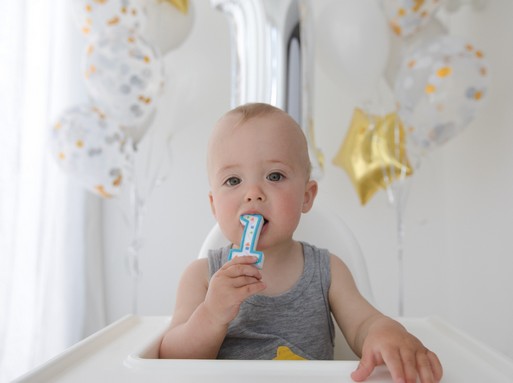 Baba egyéves gyertyával a kezében, Kép: sudocrem