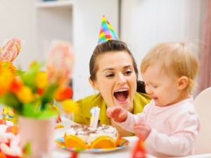 Baba, mama és az egyévesnek járó torta, Kép: sudcrem