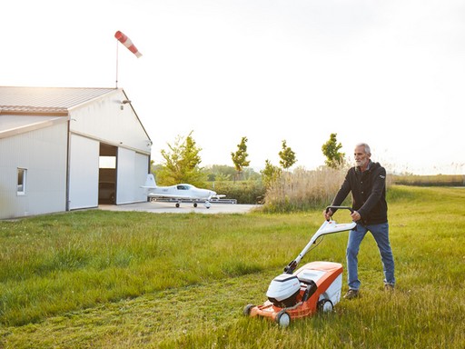 Besenyei Péter füvet nyír, Kép: stihl