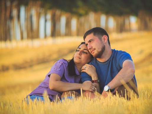 Pár ül a sárga búzamezőben, Kép: pexels