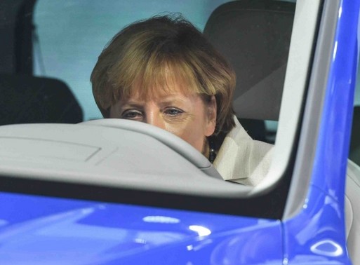 Angela Merkel korábban egy új Volkswagen Tiguan GTE volánja mögött, Forrás: EPA, Uwe Anspach)
