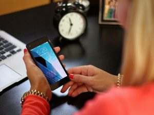 Mobil női kézben, Kép: publicdomainpictures