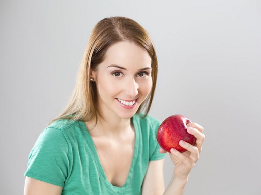 Almát evő hölgy, Kép: promóció