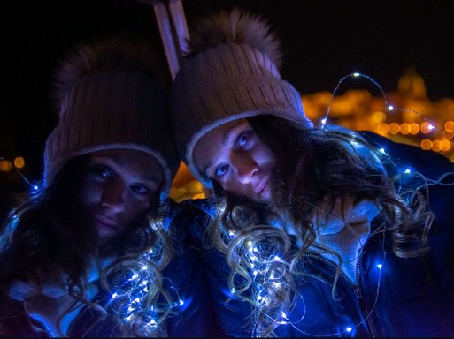 Két fiatal lány világító füzérrel, Kép: Wégner László