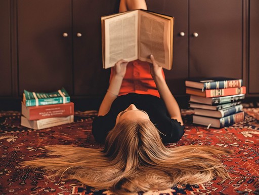Könyveket olvasó nő, Kép: premier outlet