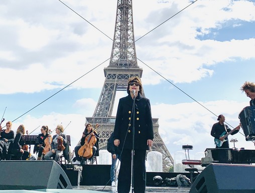 Mirelle Mathieu az Eiffel előtt, főcím, Kép: sajtóanyag