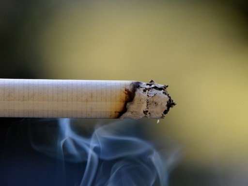 Cigaretta füsttel, hamuval, Kép: pixabay