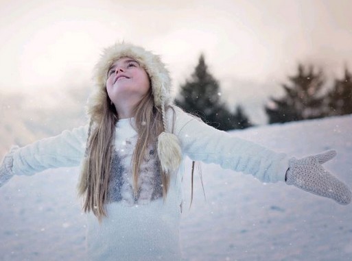 Csinos nő téli sapkában, hóban, Kép: pxhere