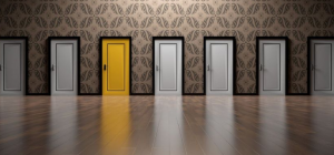 Karrierváltás, sok fehér ajtó, köztük egy sárga, Kép: sajtóanyag