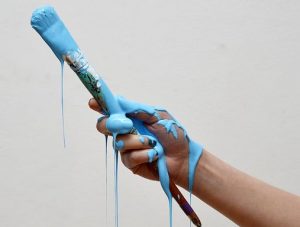 Kés festékes ecsetet tartó kéz, Kép: hippopx